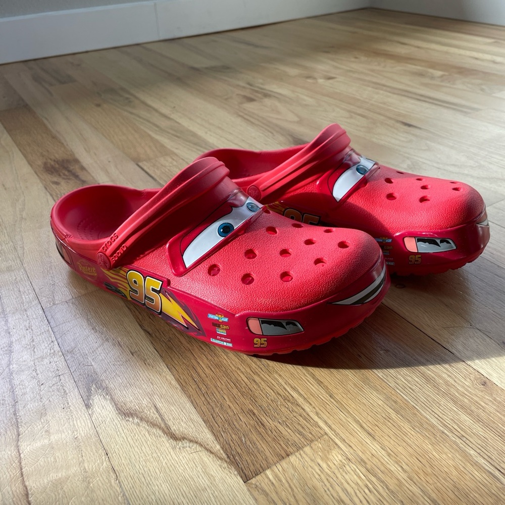 CROCS Red Slippers with Ventilation and Heel Strap